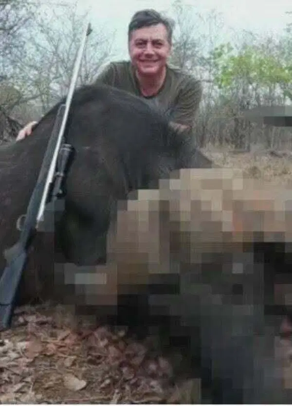 Il TG1 tira fuori le foto del nostri scoop sui safari di caccia di Lavitola in Africa. Eccolo con il suo &ldquo;bottino&rdquo;
