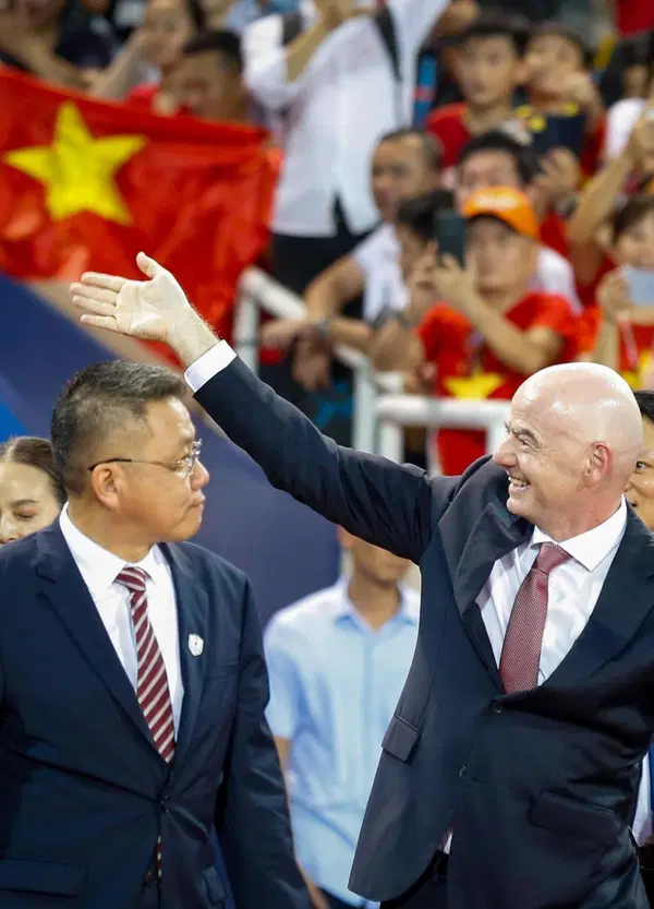 Il nuovo baricentro di Infantino &egrave; in Oriente. La Uefa, Trump e l'Occidente (anche la Figc) lo hanno scaricato: ecco la strategia di emergenza di Mr. Gianni 