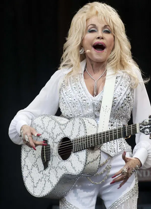 Dolly Parton &egrave; morta ma vivr&agrave; per sempre nelle serie tv che hanno fatto grande l&rsquo;adolescenza di pi&ugrave; generazioni