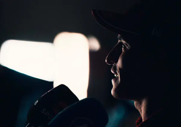 Marc Marquez arriva cupo ad Aragon: &ldquo;Non volevo parlare del braccio, Ducati mi ha colto di sorpresa. Il problema? Le 7 operazioni&rdquo;