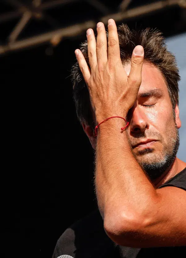 Di Battista a Cuba. C'entra il suo show sugli Epstein files? O le armi soniche? 
