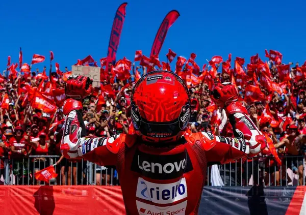 Le corse in moto sono tutte nel sesto giro ad Aragon: cadute, ritiri, staccate, penne a 300 Km/h e una frase di Marc Marquez da scolpire nella pietra