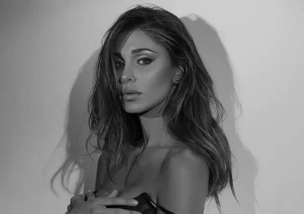 Belen &egrave; una rockstar: se li scopa tutti? Ma se lo fa Ranucci &egrave; vita privata, se lo fa una donna &egrave; scoop. Cosa ha raccontato Corona a &ldquo;Falsissimo&rdquo;