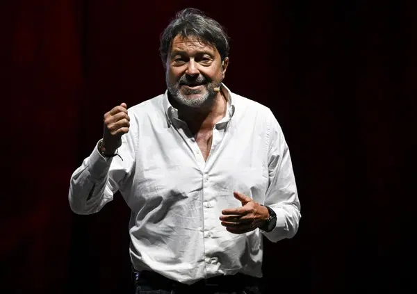 La camicia bianca di Sigfrido Ranucci &egrave; il trend della moda 2026? Da Vogue a Harry Styles