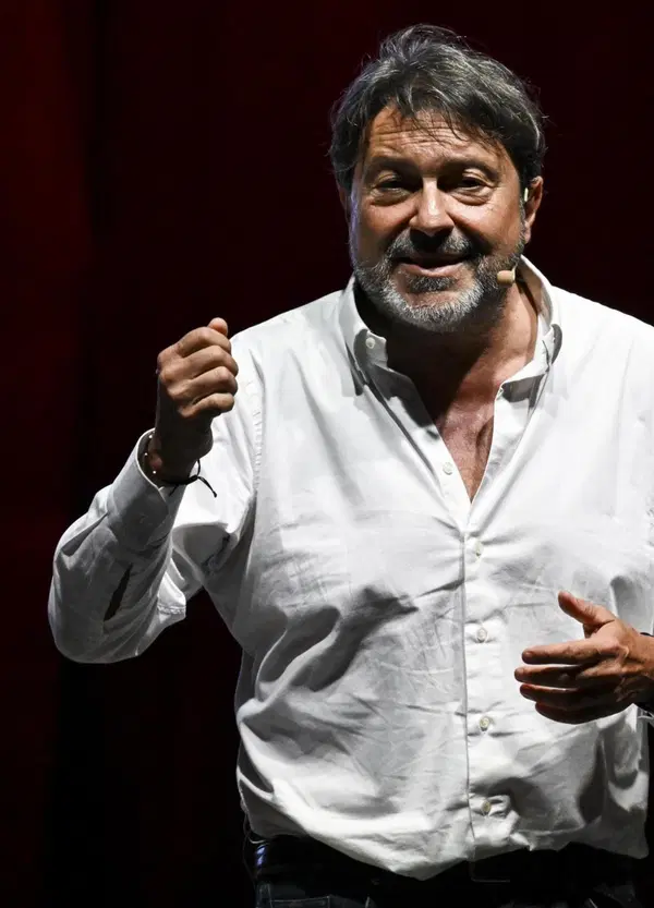 La camicia bianca di Sigfrido Ranucci &egrave; il trend della moda 2026? Da Vogue a Harry Styles, tutti la indossano 