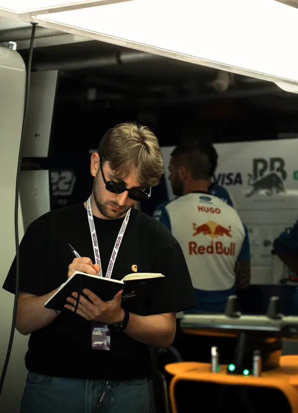 Reportage esclusivo dal paddock della F1, insieme ad Arvid Lindblad: i box, la radio, i dietro le quinte e i segreti di un pilota 