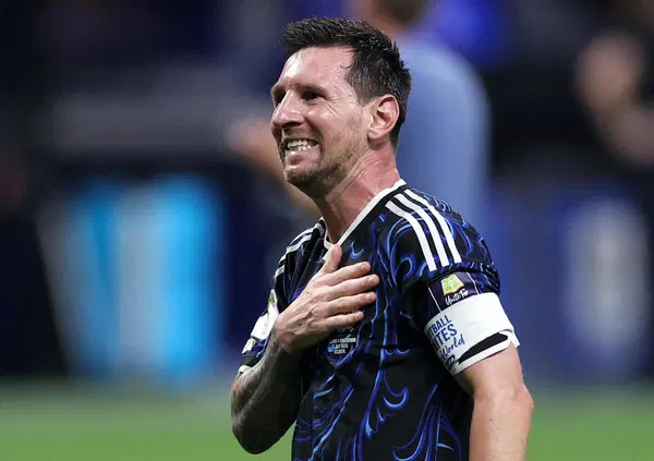 L&rsquo;addio alla nazionale di Messi &egrave; il saluto di un fuoriclasse che ci ha insegnato che si pu&ograve; essere  i migliori anche senza fare rumore. Una lezione  di dignit&agrave; a chi non riesce a dire basta