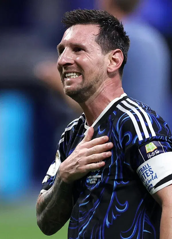 L&rsquo;addio alla nazionale di Messi &egrave; il saluto di un fuoriclasse che ci ha insegnato che si pu&ograve; essere  i migliori anche senza fare rumore. Una lezione  di dignit&agrave; a chi non riesce a dire basta