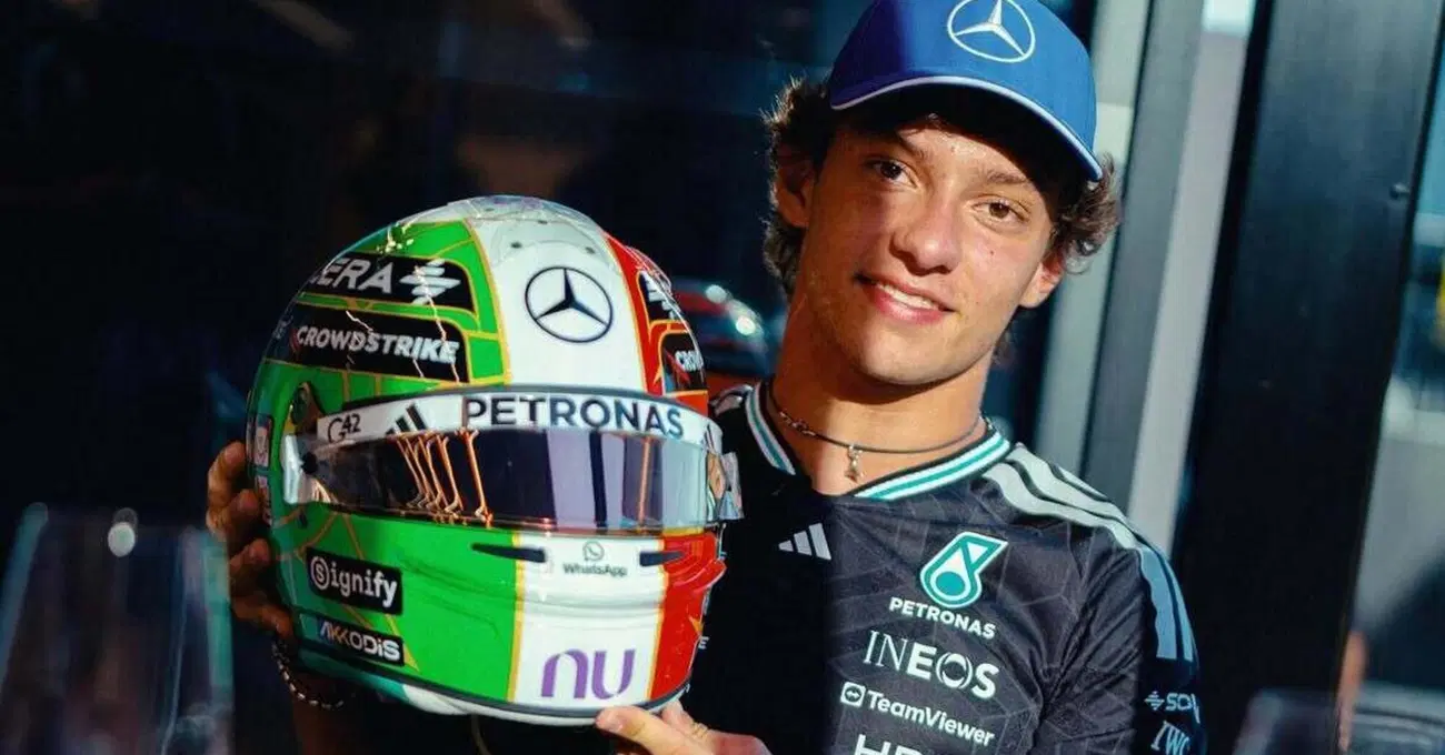 Kimi Antonelli a Monza con un casco disegnato da Valentino Rossi: &ldquo;Parto ultimo per la penalit&agrave;? Questo weekend tutto full attack&rdquo;. Poi la parolaccia in conferenza e quel commento sul trofeo&hellip;