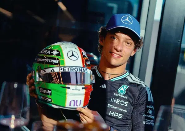 Kimi Antonelli a Monza con il casco di Valentino Rossi: &ldquo;Parto ultimo per la penalit&agrave;? Questo weekend tutto full attack&rdquo;. Poi la parolaccia in conferenza e quel commento sul trofeo&hellip;