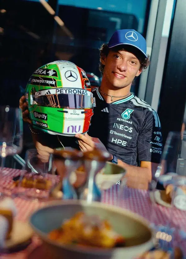 Kimi Antonelli a Monza con il casco di Valentino Rossi: &ldquo;Parto ultimo per la penalit&agrave;? Questo weekend tutto full attack&rdquo;. Poi la parolaccia in conferenza e quel commento sul trofeo&hellip;