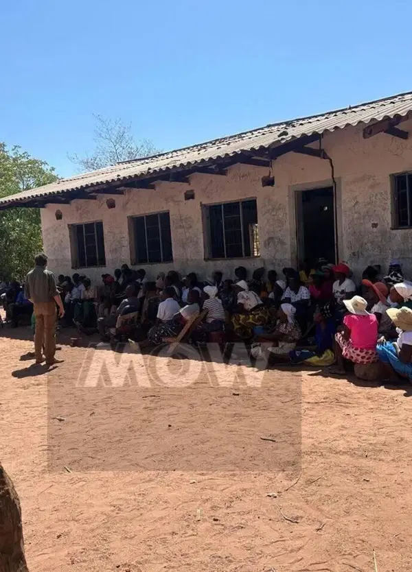 Valterino l'Africano ha fatto anche cose buone, ecco le foto mentre promette la ricostruzione di una scuola