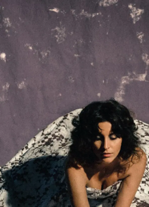 Non c&rsquo;&egrave; pi&ugrave; la musica di una volta solo perch&eacute; ascoltate sempre i soliti. Anna Castiglia con &ldquo;Niente di me&rdquo; dimostra che tra i giovani il talento c&rsquo;&egrave; ancora: dal Premio Tenco ai progetti con Carmen Consoli