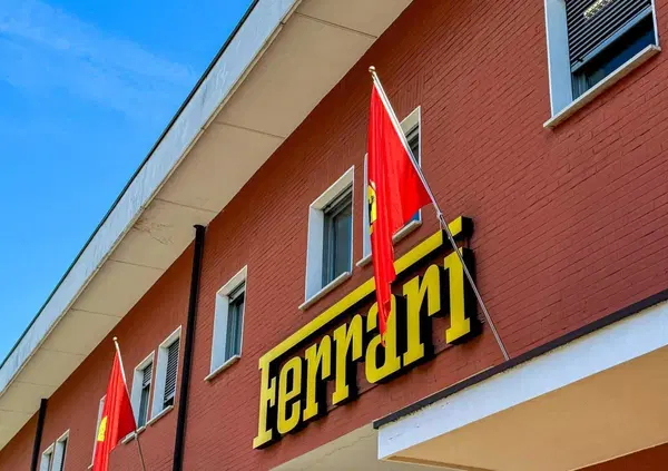 Ferrari, Leclerc e un bicchiere di Chivas Regal: siamo stati a Maranello, abbiamo visto come si costruiscono le vetture (non solo di F1) e qui vi raccontiamo tutto