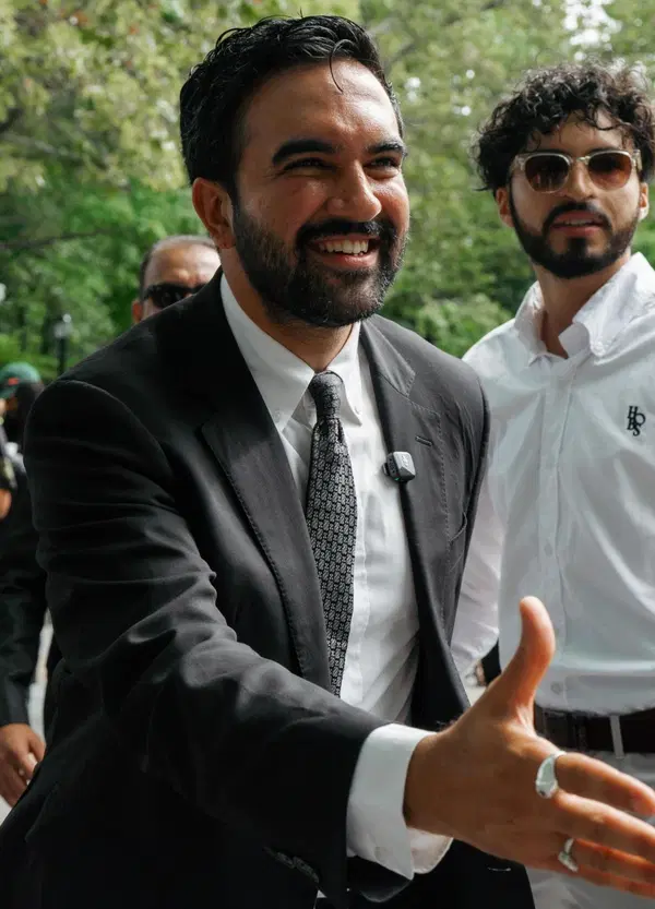 L'ultima di Mamdani: firma per commemorare le vittime dell'11 settembre e regala la penna all'avvocato che difese un collaboratore di Bin Laden