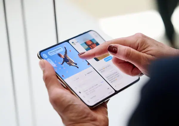 Com'&egrave; il nuovo iPhone pieghevole? Lo presentano e mandano una frecciatina a Samsung, sembra un iPad ma &egrave; uno smartphone da oltre 2.300 euro. Ma chi &egrave; che gode davvero? La concorrenza cinese... 