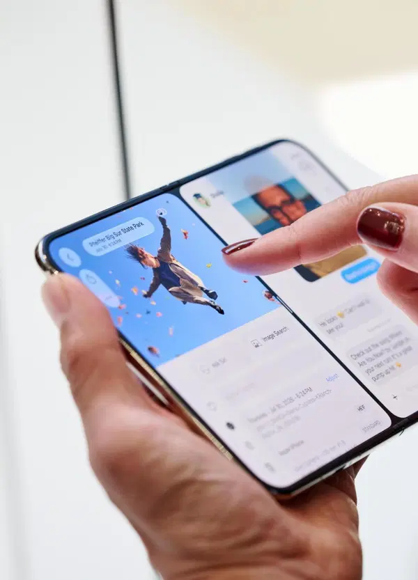 Com'&egrave; il nuovo iPhone pieghevole? Sembra un iPad ma &egrave; uno smartphone da oltre 2.300 euro