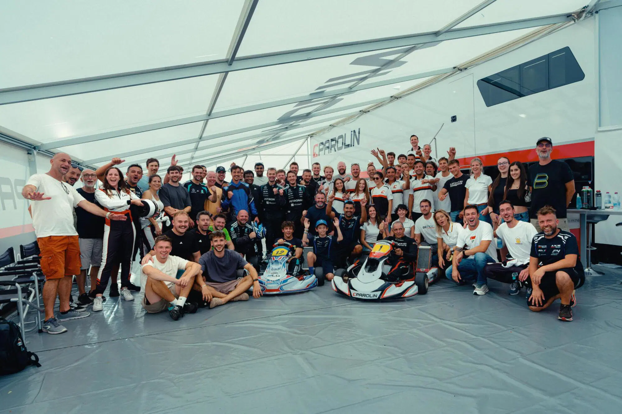 Kimi Antonelli a Franciacorta insieme al suo team.