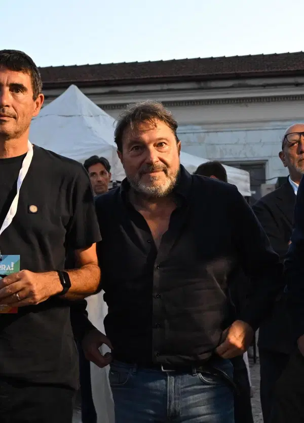 Un po' Vannacci un po' Che Guevara, per Ranucci la politica al momento &egrave; potrei ma non voglio. Ma intanto debutta all'evento di Avs (che &egrave; sospettato di aver fatto un sondaggio su di lui)