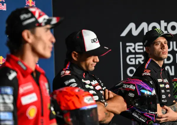 La poker face di Marc Marquez spacca il gioved&igrave; di Misano, tra chi lo guarda perplesso (Bagnaia) e chi non lo guarda proprio (Bezzecchi)