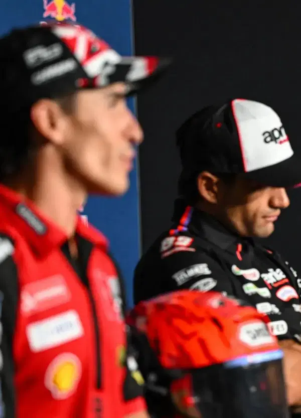 La poker face di Marc Marquez spacca il gioved&igrave; di Misano, tra chi lo guarda perplesso (Bagnaia) e chi non lo guarda proprio (Bezzecchi)