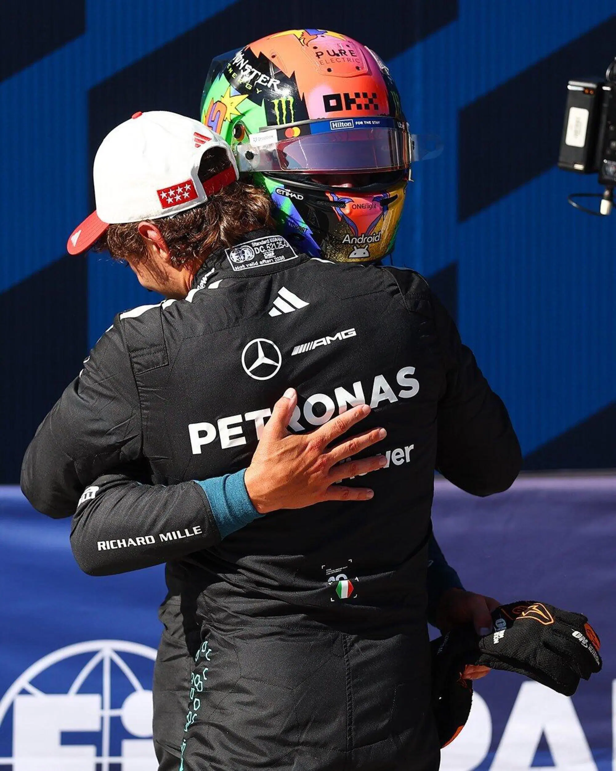Kimi Antonelli si congratula con Lando Norris al termine delle qualifiche di Madrid, 2026.