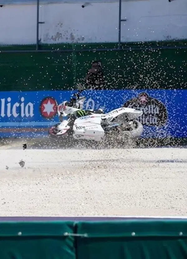 &ldquo;La pressione di Marquez? Avrei fatto il meccanico con mio babbo&rdquo;: Marco Bezzecchi &egrave; gi&agrave; in Austria dopo il botto di Misano