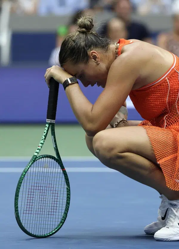 &Egrave; Sabalenka show alla finale degli US Open: racchette rotte e un &lsquo;f*ck off&rsquo; in camera: la complessa arte del saper perdere