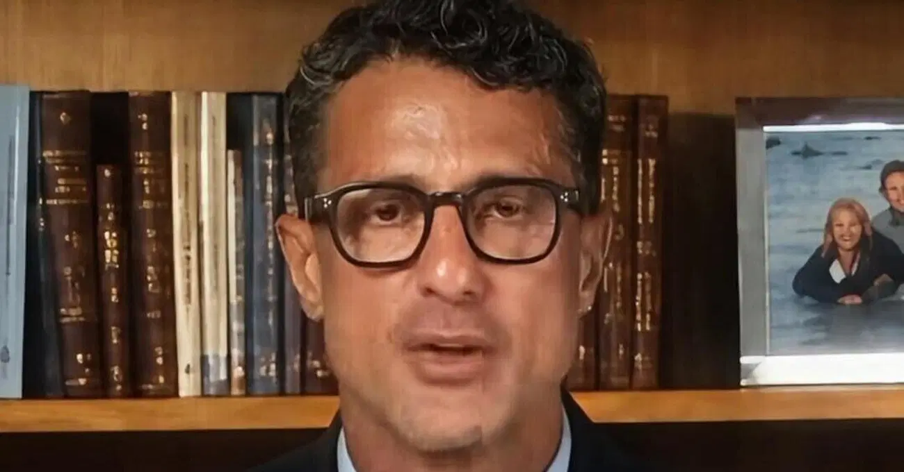Spoiler: Fabrizio Corona presenter&agrave; il suo nuovo partito politico su Falsissimo stasera (e no, non si chiamer&agrave; "Prima i Giovani")