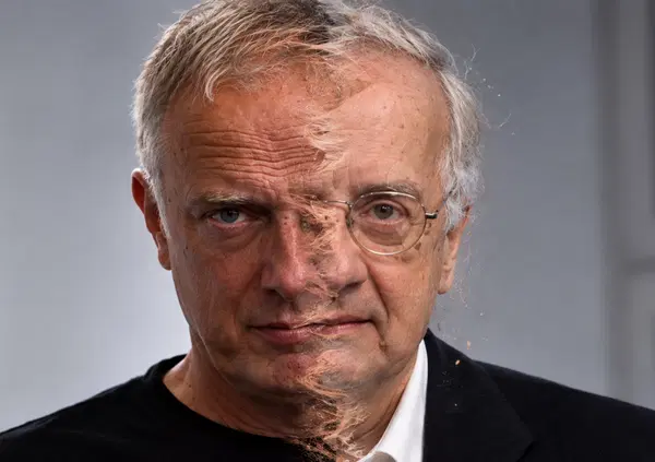 Con &ldquo;Storie di donne e uomini in lotta per la democrazia&rdquo; finalmente Antonio Scurati ha compiuto la trasformazione definitiva e diventa ci&ograve; che era destinato a essere: Walter Veltroni