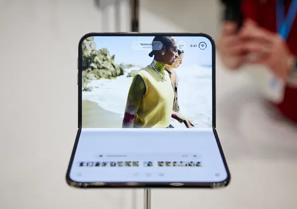 Apple fa incaz*are i mancini: il nuovo iPhone Fold da 2.300 euro ha un design pensato solo per i destri. Davvero nessuno ci aveva pensato?