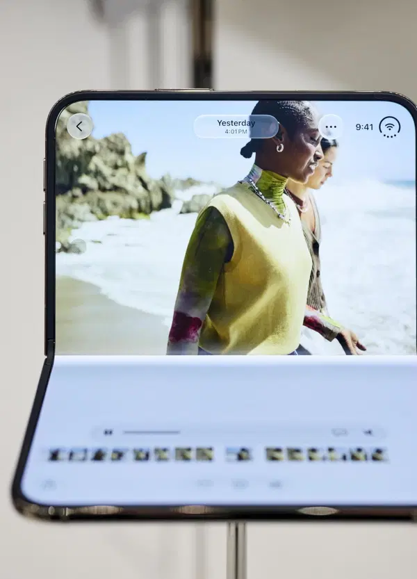 Apple fa incaz*are i mancini: il nuovo iPhone Fold ha un design pensato solo per i destri?