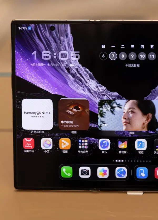 Vi diciamo tutto sui nuovi smartphone cinesi: il dispositivo che diventa un tablet, il telefono-robot e i pieghevoli compatti. Cos&igrave; il Dragone sfida Apple e Samsung