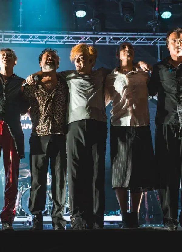 I Bluvertigo sono tornati e Morgan &egrave; esattamente dove dovrebbe essere: siamo stati all&rsquo;ultima tappa di Essere Umani Tour 2026 e abbiamo capito cos&rsquo;&egrave; che ci manca nella musica e nei live di oggi 