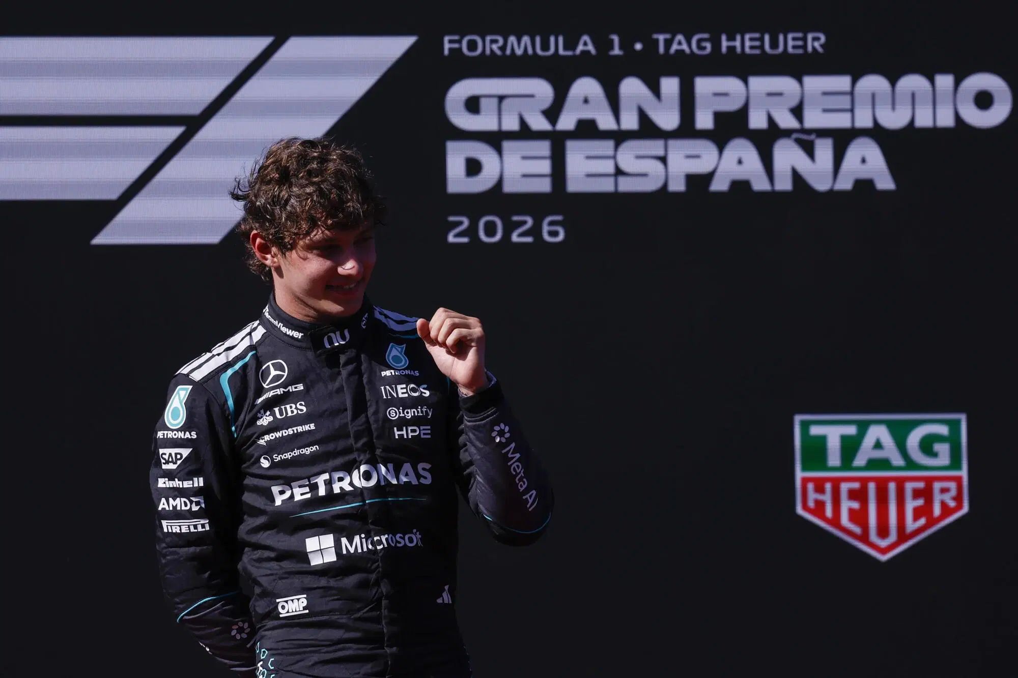 Kimi Antonelli sul podio dopo la vittoria a Madrid, 2026.