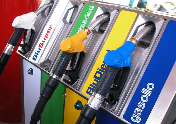 Cosa succede al prezzo della benzina? Gli Houthi infiammano lo Stretto di Bab el-Mandeb e il Mar Rosso, l'Iran lo Stretto di Hormuz: perch&eacute; adesso sono caz*i amari