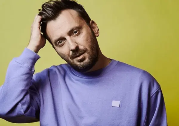 Da &ldquo;Dicono di me&rdquo; a &ldquo;Paparazzi&rdquo;: Cesare Cremonini non deve pi&ugrave; spiegare chi &egrave;. Nel singolo che lancia il prossimo album in uscita si prende gioco dei pettegolezzi e sblocca un nuovo livello