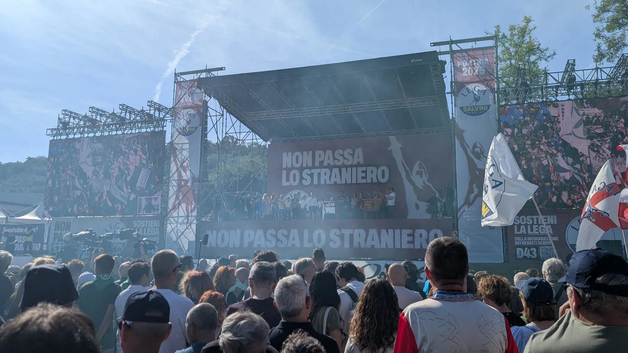 Non passa lo straniero