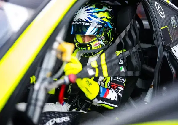 Ma l&rsquo;avete visto Valentino Rossi a Zandvoort? Fa un mezzo miracolo (insieme al compagno) nel buco nero di BMW