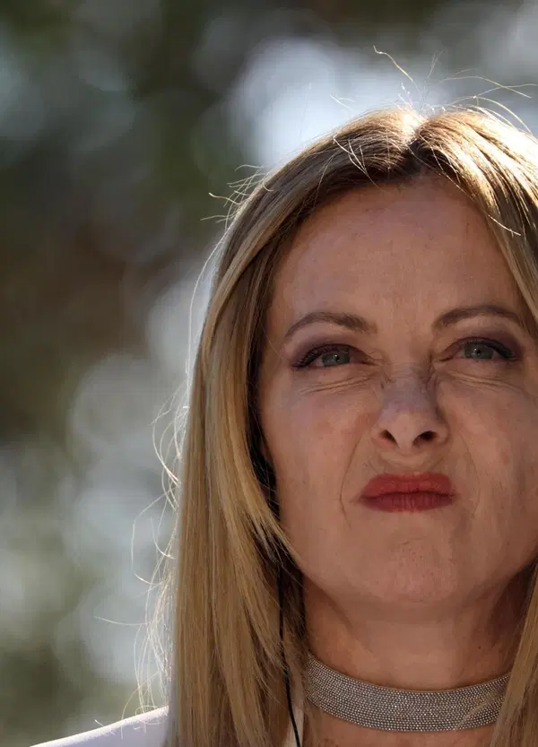 Cara Meloni, ma lo hai mai sentito Rino Gaetano? Mentre ti appropri di &ldquo;A mano a mano&rdquo; a Fenix, lui da lass&ugrave; ti canta &ldquo;Nuntereggae pi&ugrave;&rdquo;