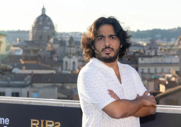 La battuta dell'anno l&rsquo;ha detta Max Angioni su Giuseppe Cruciani a &ldquo;Roast in Peace&rdquo;. Il meglio delle perculate