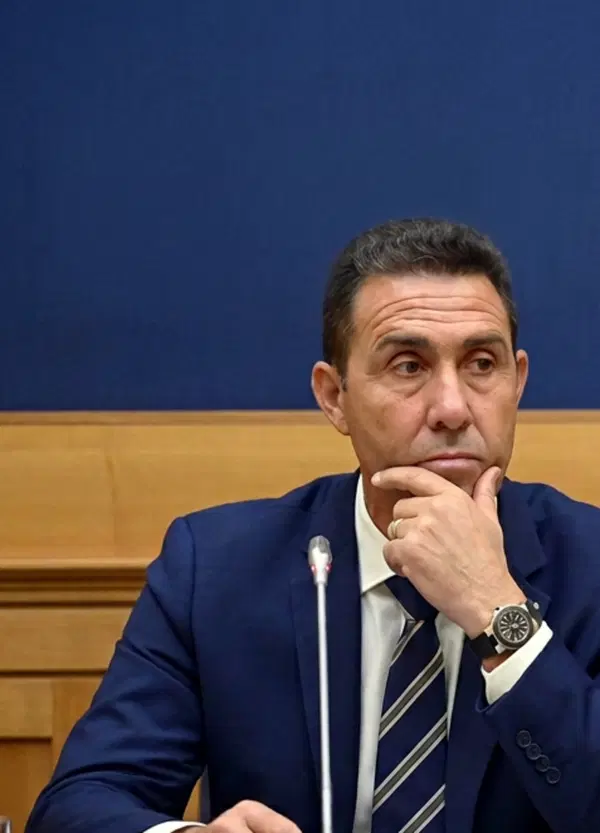 &ldquo;Voglio una donna&rdquo;, ma con la gonna o senza? Tajani la veste, Vannacci la spoglia onorando il berlusconismo. E se Vecchioni diventasse l&rsquo;inno di una possibile coalizione?