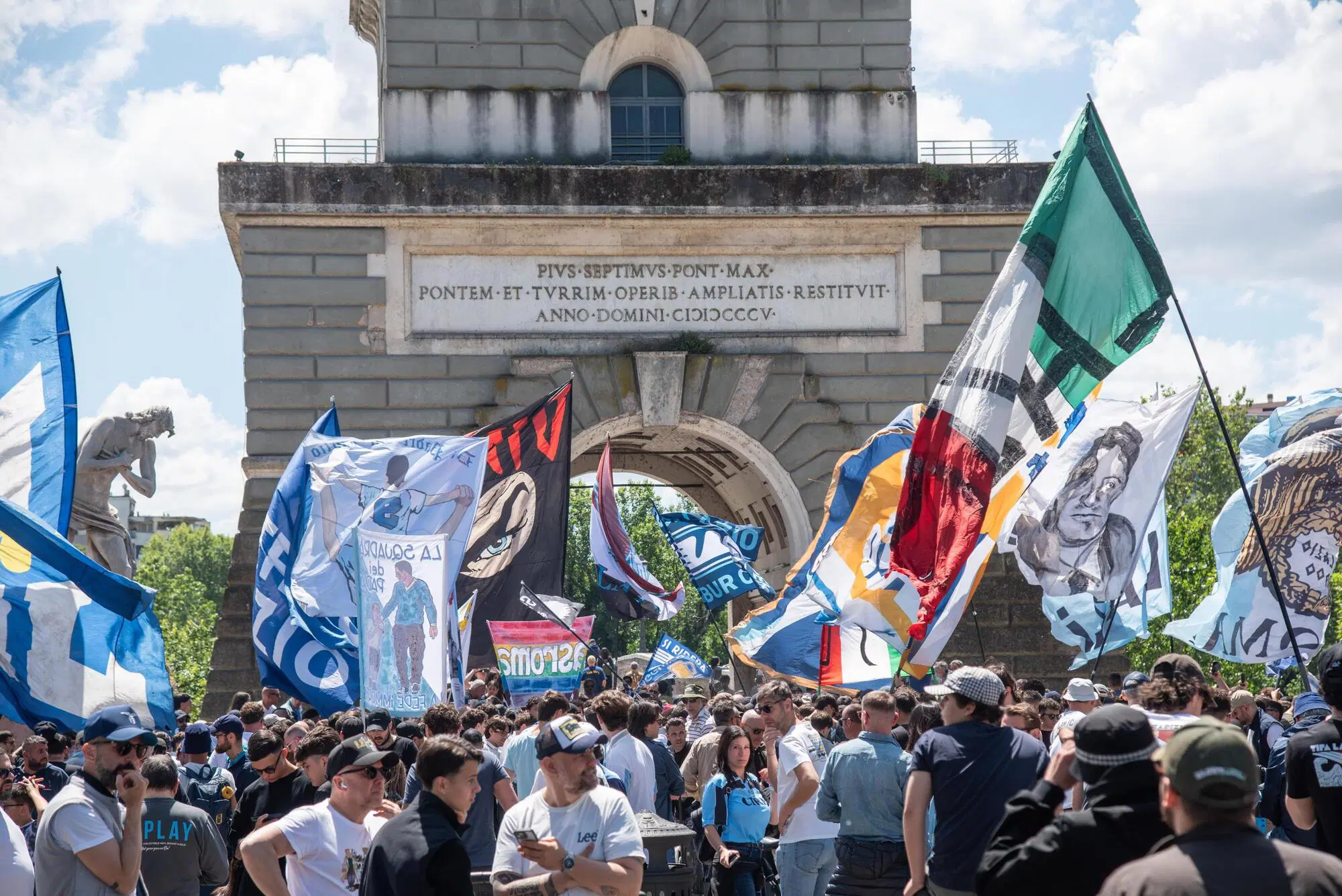 I tifosi della Lazio a Ponte Milvio