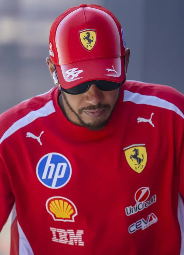 Lewis Hamilton a Baku distrugge nuove regole per il 2027 di F1: &ldquo;Non hanno senso&rdquo;