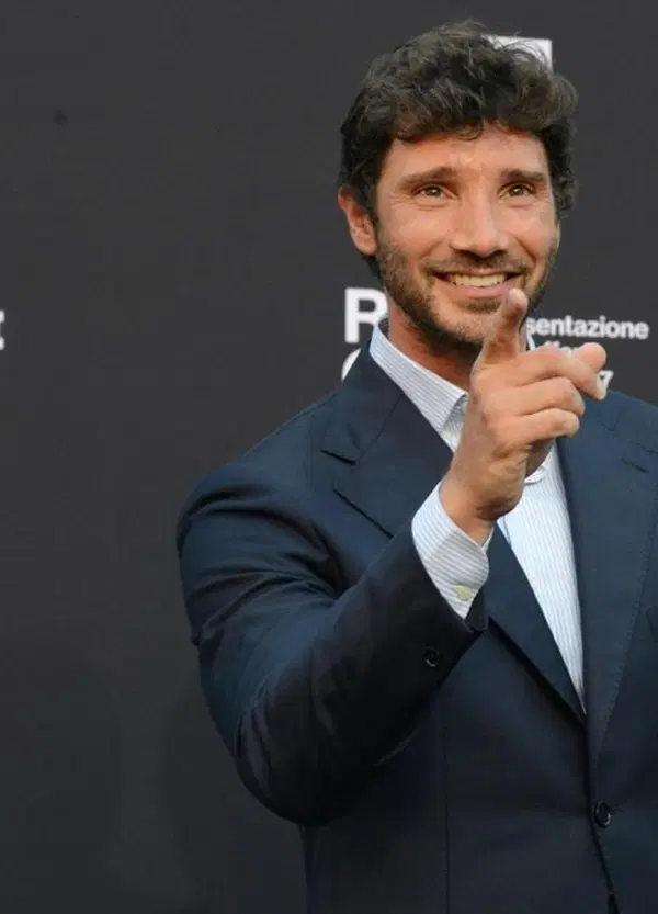 Sanremo 2027, non rompete il caz*o a Stefano De Martino: sull&rsquo;autotune ha ragione lui, i puristi con la puzza sotto il naso se ne facciano una ragione