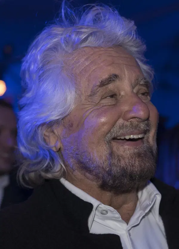 Ma quanto ci mancava il delirio romantico e politico di Beppe Grillo 