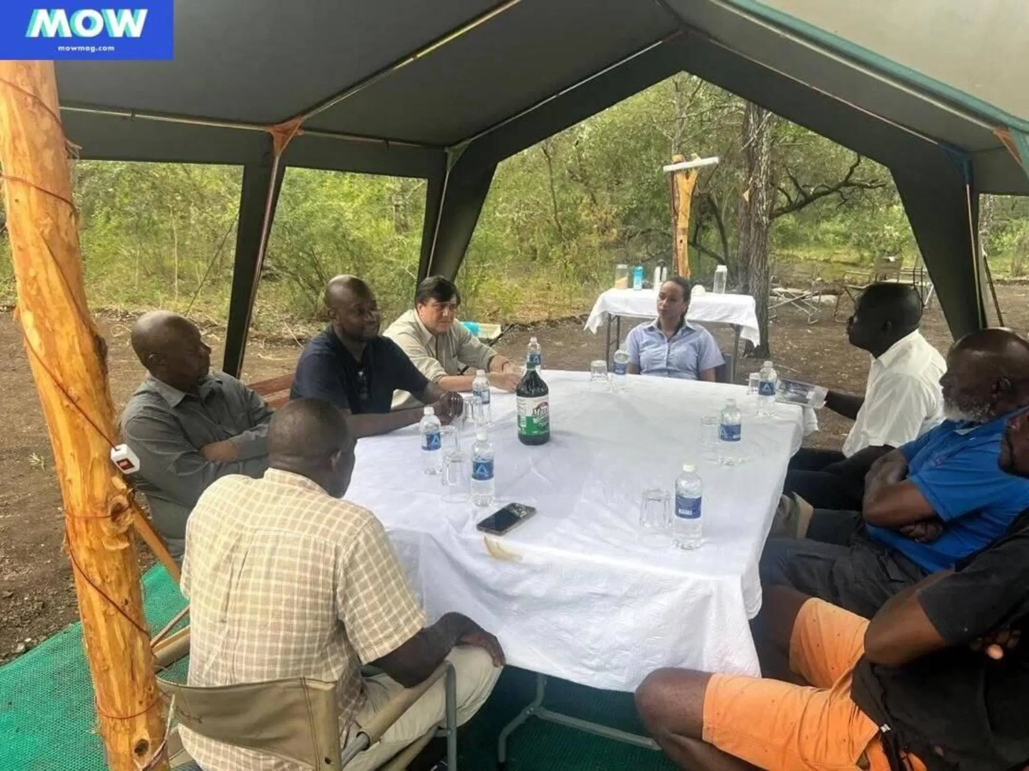 Sirlene de Souza Lima Monsueto e Valter Lavitola (alla sua sinistra) in Africa