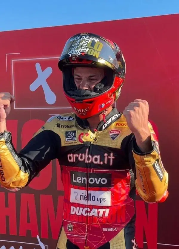 Ai reduci, a chi s&rsquo;&egrave; perso, a chi cerca la strada: Nicol&ograve; Bulega world champion