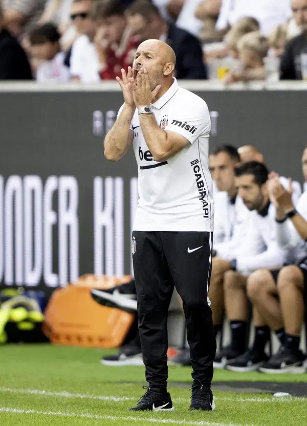 Benvenuti nell&rsquo;epopea tamarra e godereccia di Italiano al Besiktas: sulle note di Toto Cutugno e del bel calcio. Come un allenatore snobbato dai salotti sta conquistando la Turchia 