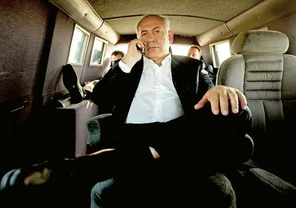 Champagne, sigari e la storia dell&rsquo;orrore. The Bibi Files dimostra che Netanyahu &egrave; il sintomo (non la causa) del veleno che sta uccidendo Israele